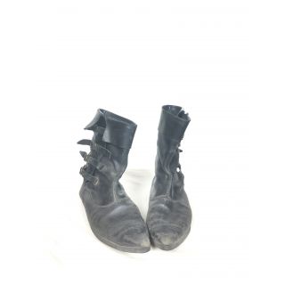 Buty czarne skórzane, do połowy łydki, z klamrami, w szpic