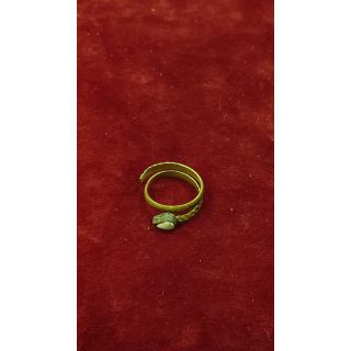 Pierścień złoty, zakręcony jak wąż, z białym kamyczkiem "łezką"