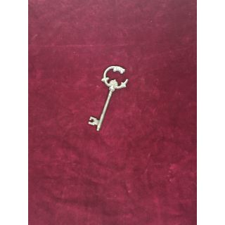Jeden klucz stary, zdobiony, duży, uszczerbiony