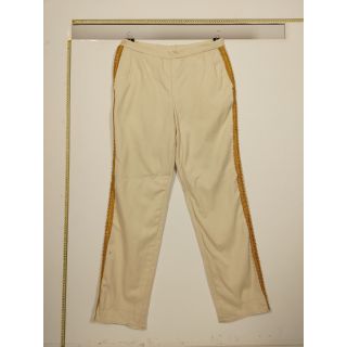 Spodnie beżowe ze zdobionym złotym pasem na nogawkach 