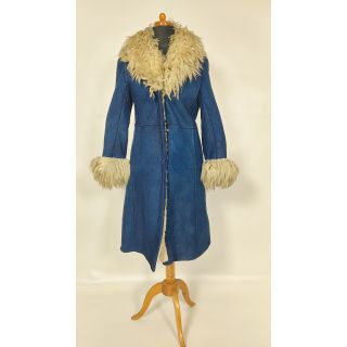 Płaszcz niebieski, z białym futrem przy kołnierzu i nadgarstkach 