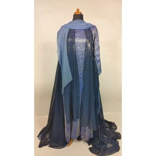 Sukienka teatralna niebieska z dużą ilością wiszących materiałów, z trenem ciemnogranatowym