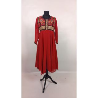 Sukienka midi, czerwona, szyfonowa z bogato zdobionymi koralikami