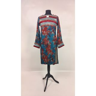 Sukienka-tunika w niebiesko czerwone wzory, zdobiona na dekolcie i rękawach, z rozcięciami