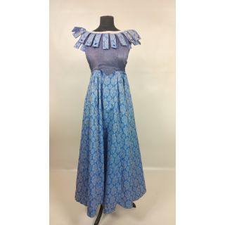 Sukienka niebieska w wzory, przy dekolcie ozdobne paski z niebieskimi kamieniami