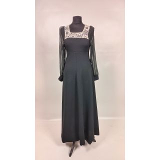 Sukienka czarna długa, z białą koronką przy dekolcie, szyfonowe rękawy