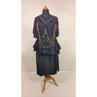 Sukienka ciemnofioletowa, krótka, przeszywana falbanami, z koralami, krótkie rękawy