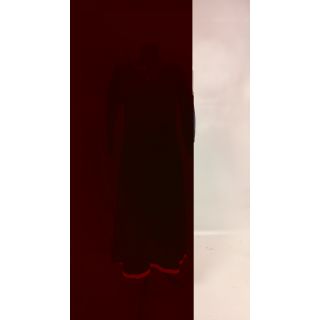 Sukienka 'Basic dress' Epic Armoury, czarna długa z czerwonym obszyciem wokół kołnierza oraz pasem czerwonym na dole