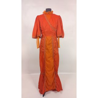 Sukienka pomarańczowa z ozdobnymi przeszyciami, ozdobną lamówką