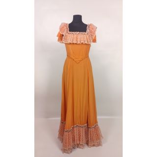 Sukienka pomarańczowa, z obniżonymi rękawami, na dole rozszerzana, bez rękawów, z falbaną przy dekolcie i na dole