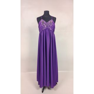 Sukienka długa, fioletowa, balowa na ramiączkach z cekinowym motylem na dekolcie