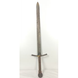 Miecz wyszczerbiony z znakami runicznymi na rękojeści