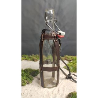 Butelka szklana przeźroczysta zamykana z holderem skórzanym