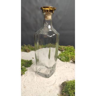 Butelka prostokątna z złotym zamknięciem na korek