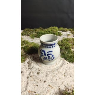 Wazonik ceramiczny z granatowymi wzorami