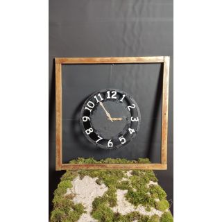 Zegar drewniany w ramie