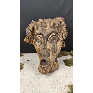Drewniana ręcznie rzeźbiona głowa