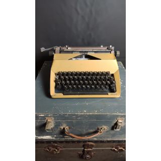 Maszyna do pisania, działająca, złota w drewnianej skrzynce 'ZSG Walce'