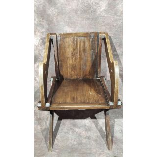 Krzesło drewniane z wysokim podłokietnikiem